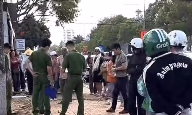 Công an xuất hiện tại khu vực người dân phát hiện thấy trẻ sơ sinh. Ảnh: Người dân cung cấp