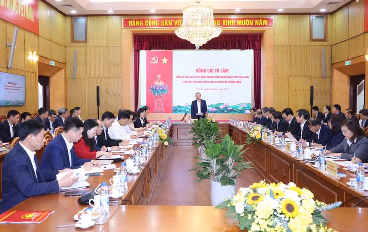 Tổng Bí thư Tô Lâm làm việc với Ban Tuyên giáo và Dân vận Trung ương về việc chuẩn bị nội dung "Quy định về công tác chính trị, tư tưởng trong Đảng" - Ảnh: Hải Nguyễn