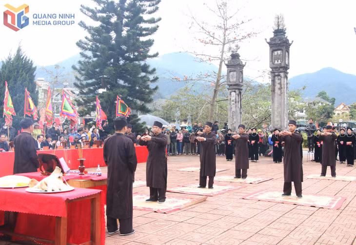 Lễ tế thần trong ngày khai hội.