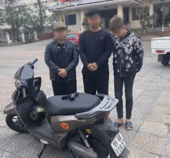 3 thanh niên dùng súng đạn nhựa bắn người đi đường bị triệu tập lên Công an phường Vũ Ninh (tỉnh Bắc Ninh). Ảnh: Công an phường Vũ Ninh