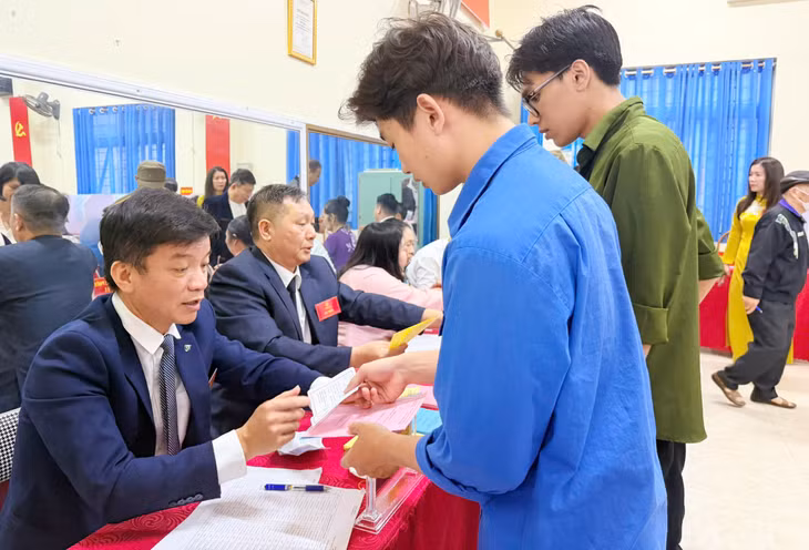Các cử tri nhận phiếu.
