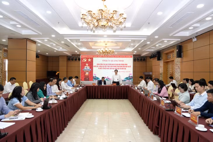 Quang cảnh buổi làm việc.