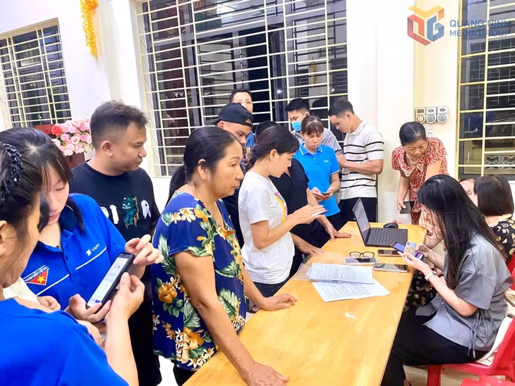 MTTQ phường Tuần Châu tổ chức hướng dẫn người dân cài đặt, sử dụng Etax Mobile trên điện thoại thông minh để nộp các khoản thuế (tháng 10/2025).