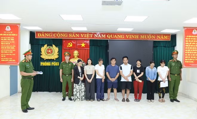 Cơ quan Cảnh sát điều tra thi hành lệnh bắt tạm giam các bị can liên quan đường dây mua bán trái phép hóa đơn chứng từ. Ảnh: Công an tỉnh Đồng Nai