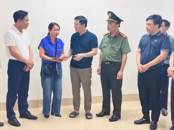 Phó chủ tịch UBND tỉnh Phú Thọ Vũ Việt Văn và đại tá Nguyễn Văn Công, Phó giám đốc Công an tỉnh Phú Thọ, đã trực tiếp có mặt tại hiện trường để chỉ đạo công tác cứu nạn, cứu hộ và thăm hỏi gia đình các nạn nhân - Ảnh: Công an tỉnh Phú Thọ