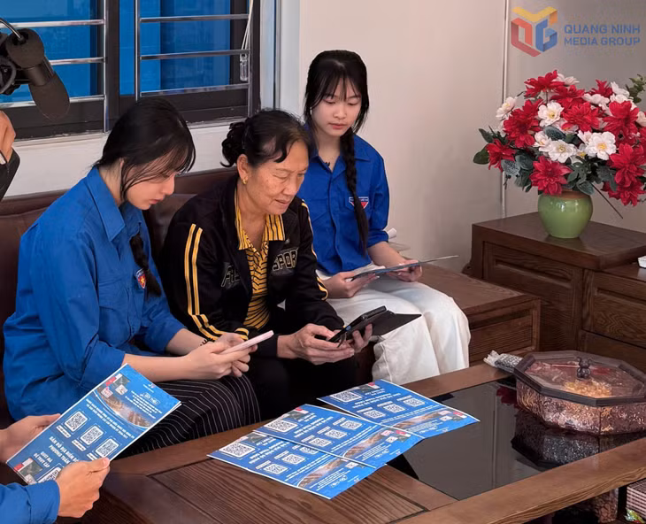 Thanh niên phường Tuần Châu hướng dẫn người dân quét mã QR để tra cứu thông tin về điểm bầu cử trong cuộc bầu cử đại biểu Quốc hội khóa XVI và đại biểu HĐND các cấp nhiệm kỳ 2026-2031.