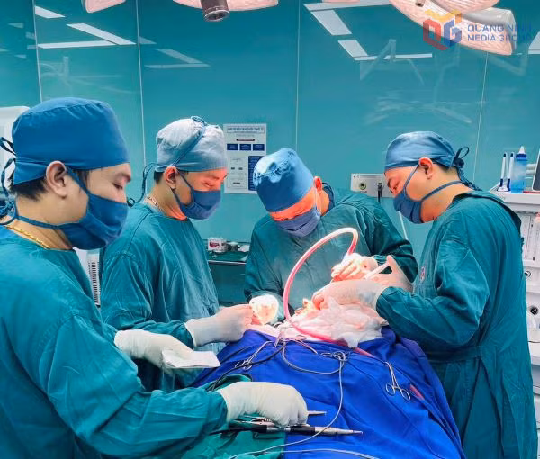 Mổ cấp cứu cho bệnh nhân chấn thương sọ não tại Bệnh viện Đa khoa khu vực Tiên Yên.