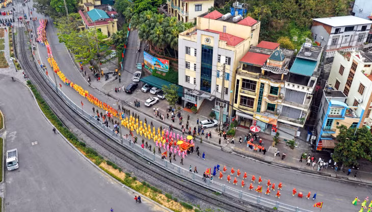 Các đoàn rước đông đảo kéo dài qua các tuyến đường của phường Cửa Ông.