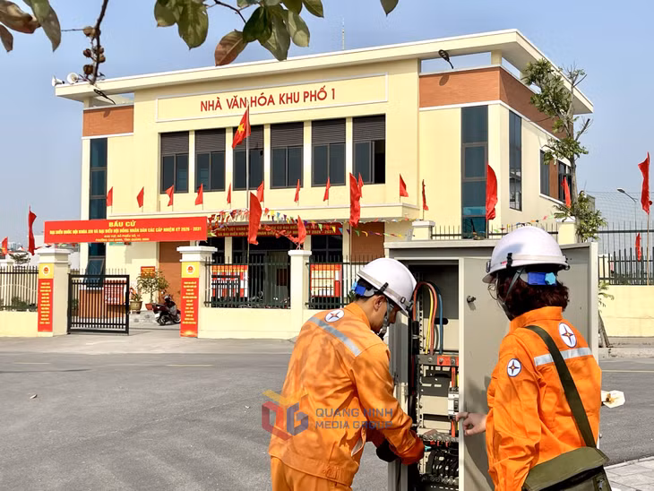 Công nhân Đội Quản lý điện lực khu vực Hạ Long kiểm tra tủ điện, cấp điện cho khu vực bỏ phiếu số 11, phường Cao Xanh.