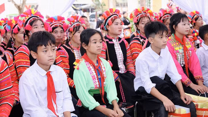 Học sinh và người dân tham dự lễ khởi công tại điểm Trường phổ thông nội trú liên cấp Hua Bum, tỉnh Lai Châu (Ảnh: Bộ Giáo dục và Đào tạo)