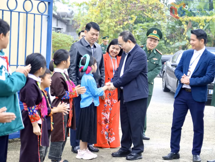 Đồng chí Bí thư Tỉnh ủy cùng đoàn công tác của tỉnh thăm, tặng quà thầy và trò Trường TH&amp;THCS Hải Sơn (xã Hải Sơn).