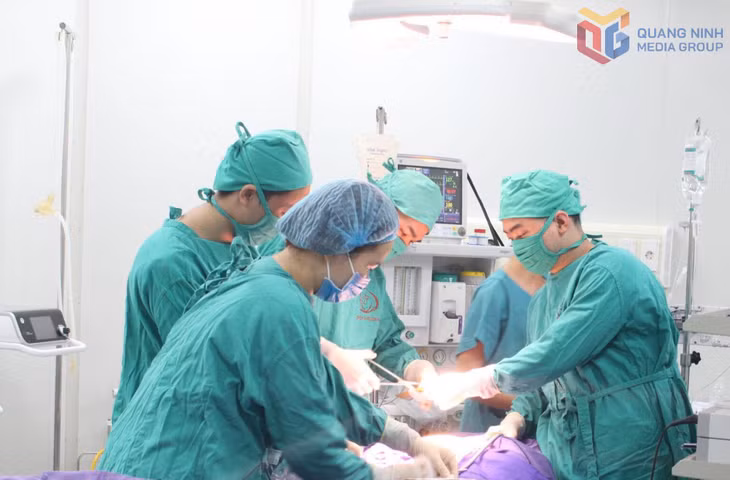 Trẻ sinh non được chuyển tuyến cấp cứu tại Bệnh viện Sản nhi Quảng Ninh (Ảnh: Bệnh viện Sản nhi Quảng Ninh cung cấp).