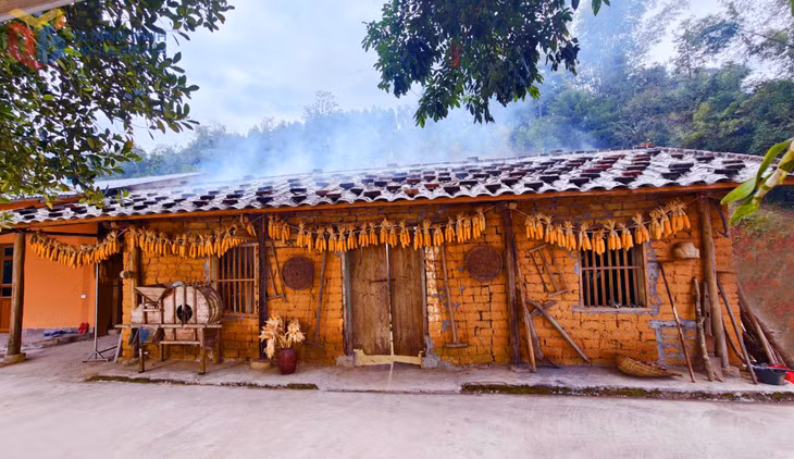 Căn nhà tựa đồi nhìn ra ruộng bậc thang với không gian xung quanh được chủ nhà dày công phục dựng để du khách lưu trú, trải nghiệm.