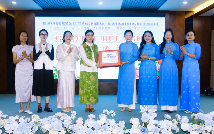 Hai bên tặng quà lưu niệm.