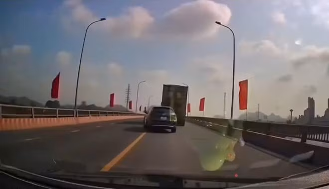 Tài xế vượt ẩu trên cầu Hiệp Thượng bị xử phạt. Ảnh: Cục Cảnh sát giao thông