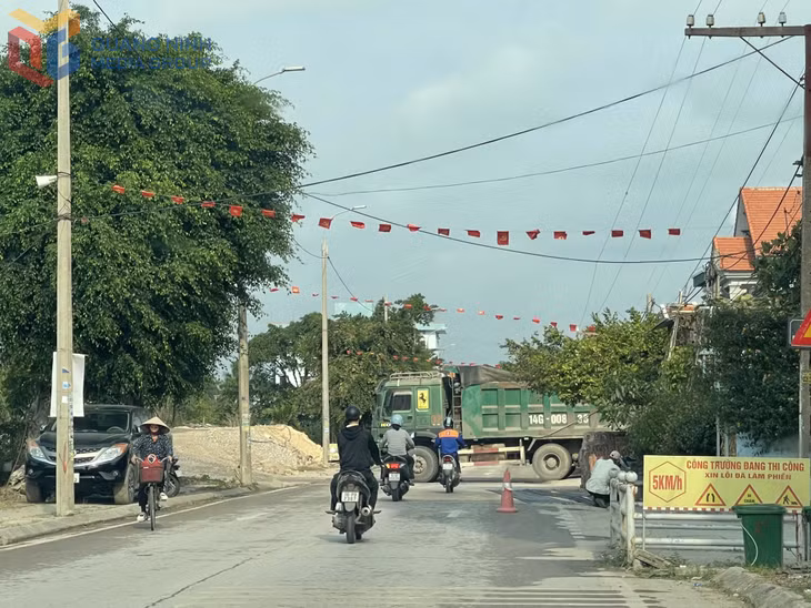 Hiện tại đơn vị khai thác tại phường Vàng Danh đã đặt biển cảnh báo công trường đang thi công, song người điều tiết giao thông ở đây lại không có nên nguy cơ mất ATGT vẫn có thể xảy ra. Ảnh chụp ngày 24/3