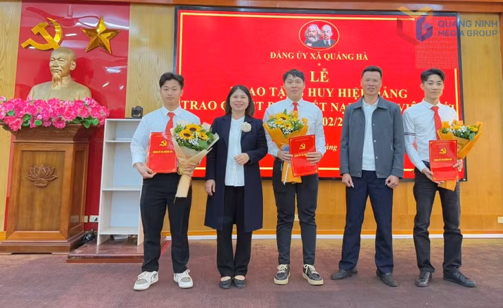 3 công nhân lao động trong KCN Cảng biển Hải Hà vừa được kết nạp Đảng tháng 2/2026.