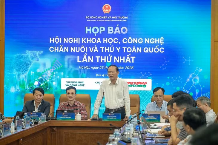 Thứ trưởng Phùng Đức Tiến chia sẻ tại buổi họp báo - Ảnh: C.TUỆ