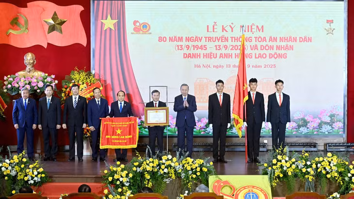Tổng Bí thư Tô Lâm trao danh hiệu Anh hùng Lao động tặng Tòa án nhân dân tối cao. (Ảnh: ĐĂNG KHOA)