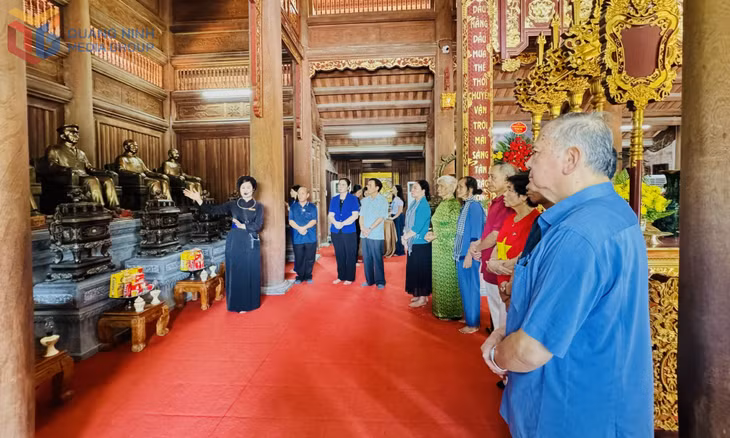 Các đại biểu nghe giới thiệu về Khu Tưởng niệm Bác Hồ và các vị tiền bối cách mạng tại Khu Di tích lịch sử quốc gia đặc biệt Tân Trào.