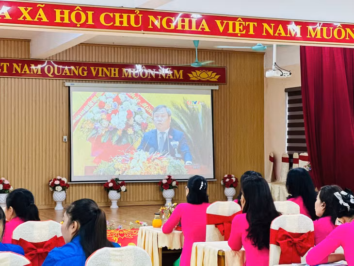 Trường Mầm non Hoa Hồng, phường Hạ Long, cũng tổ chức cho cán bộ, giáo viên theo dõi Đại hội.