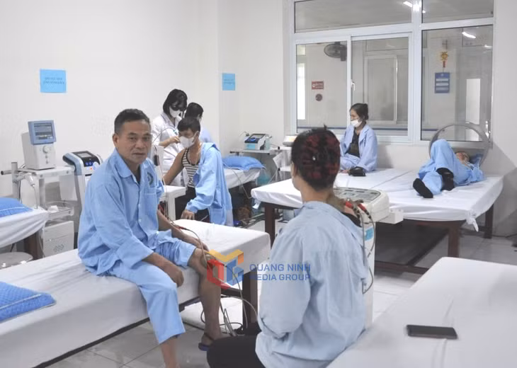 Nghị quyết số 21/2021/NQ-HĐND của HĐND tỉnh về hỗ trợ 100% kinh phí đóng BHYT cho người cao tuổi từ 70 đến dưới 80 tuổi giúp người cao tuổi có điều kiện đi khám, chữa bệnh khi ốm, đau. (Trong ảnh: Bệnh nhân điều trị tại Bệnh viện Lão khoa và Phục hồi chức năng tỉnh)