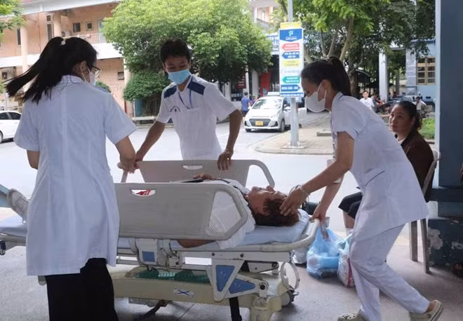 Cấp cứu các nạn nhân vụ tông xe liên hoàn trên cao tốc Pháp Vân - Cao Bồ - Mai Sơn - Quốc lộ 45. Ảnh: Văn Đức
