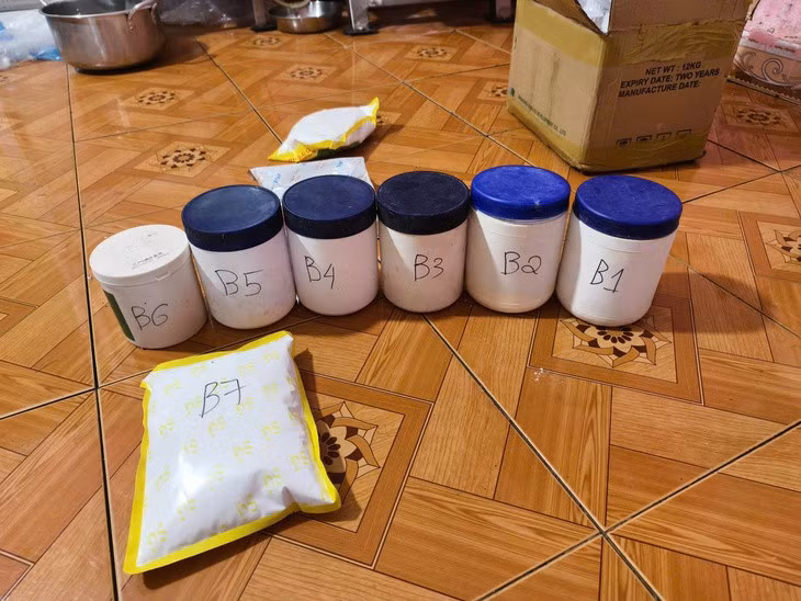 Các hộp chứa hàn the để sản xuất giò, chả, xúc xích, mọc viên - Ảnh: THANH TUẤN