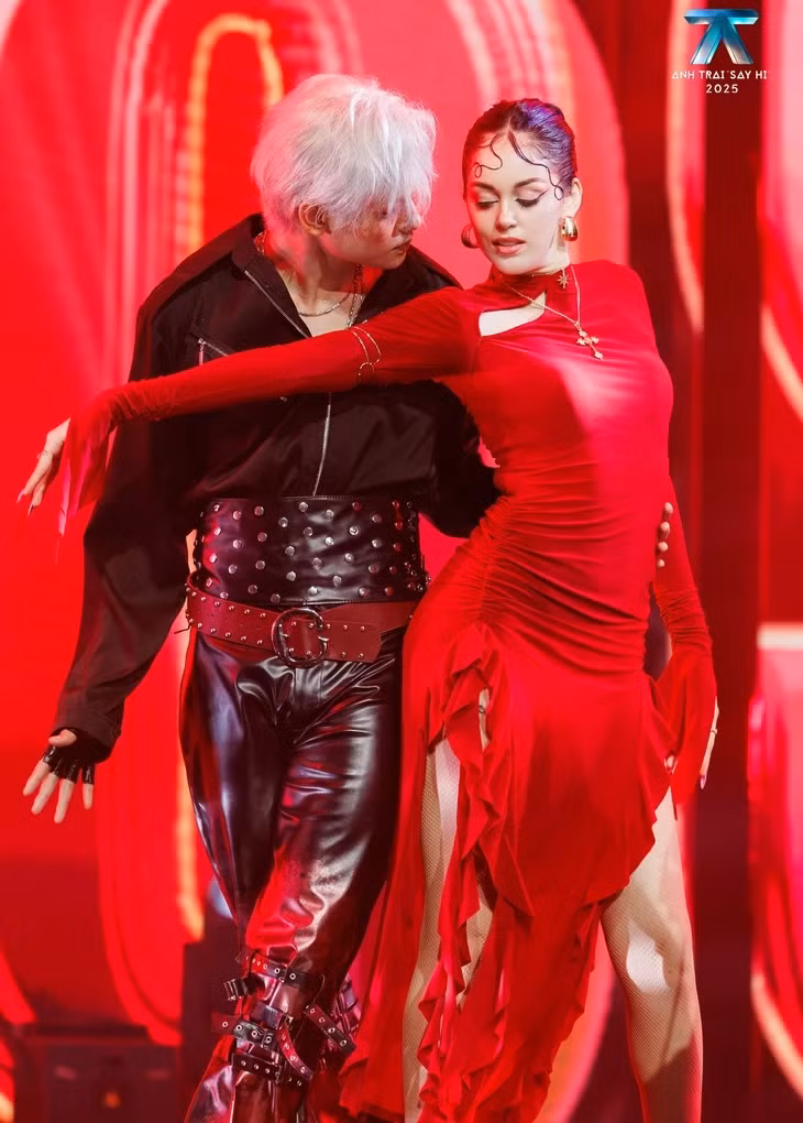 Hermosa của đội trưởng Sơn.K cùng Mason Nguyễn, TEZ, buitruonglinh và CONGB có giai điệu Latin, Tây Ban Nha. Họ hóa thân thành 5 tên trộm trái tim cô gái ở triển lãm tranh.