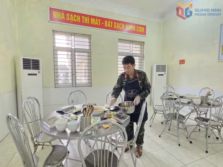 Bữa ăn cho bộ đội được chuẩn bị đầy đủ các loại thực phẩm tại Ban Chỉ huy PTKV 1 - Quảng Hà.