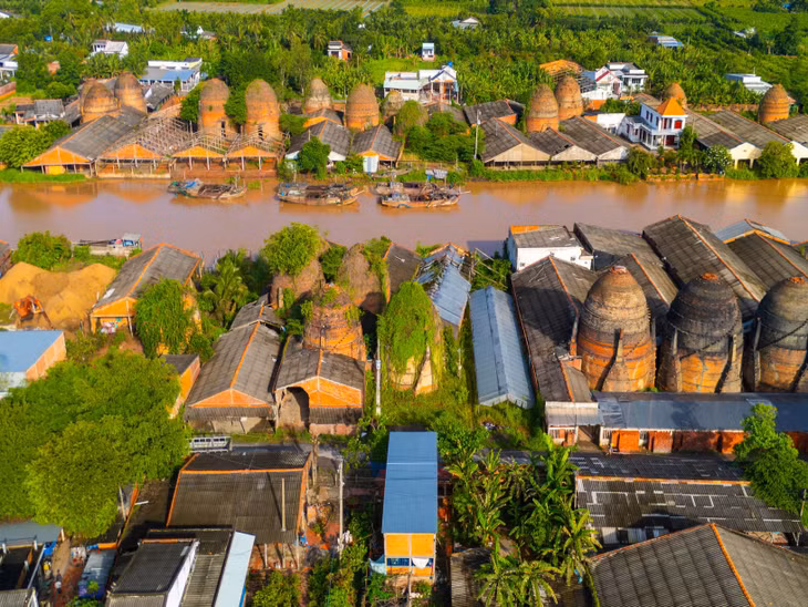 Mang Thít từ một làng nghề truyền thống ngày đêm đỏ lửa nung gạch gốm phục vụ xây dựng và sinh hoạt. Ngày nay, ngôi làng đang trên con đường chuyển mình để trở thành điểm đến du lịch với các homestay, khu trưng bày sản phẩm làng nghề, sản xuất quà lưu niệm...