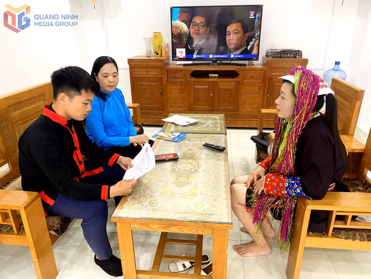 Thành viên Tổ công nghệ số thôn Tân Sơn, xã Quảng Tân đến tận nhà tuyên truyền cho người dân. Ảnh: Ngọc Trâm