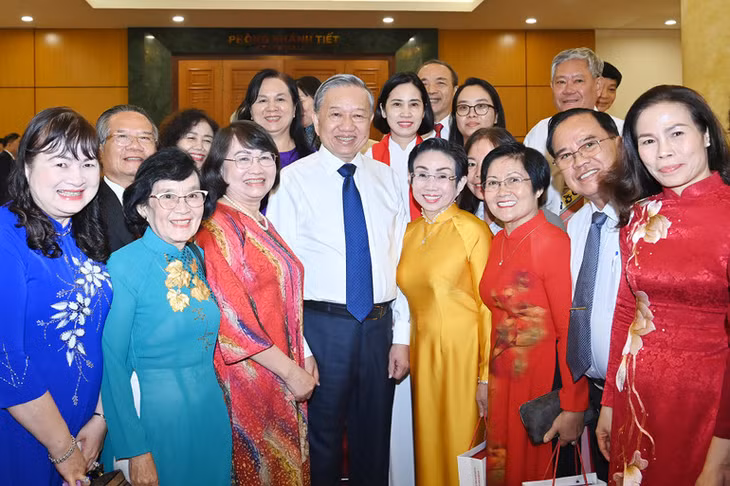 Tổng Bí thư Tô Lâm với các đại biểu Hội Khuyến học Việt Nam. (Ảnh: ĐĂNG KHOA)