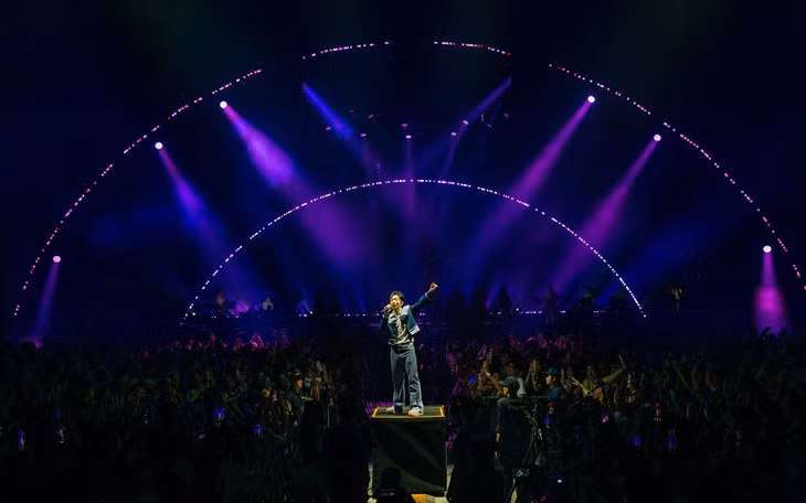Hoàng Dũng trong concert Xoay Tròn. - Ảnh: FBNV