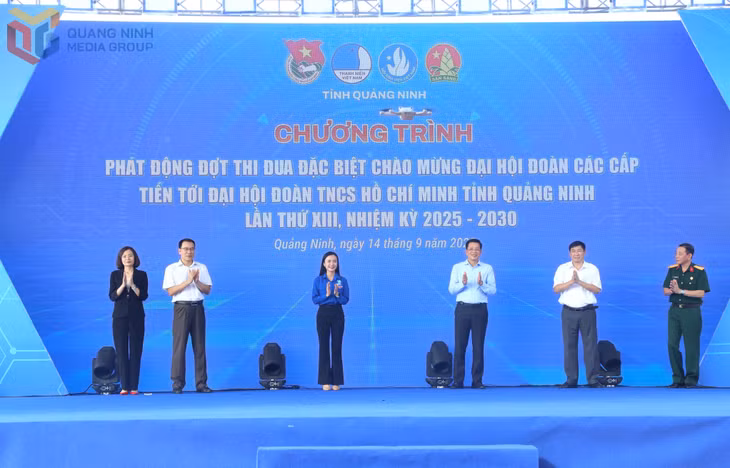 Các đại biểu thực hiện nghi thức phát động Đợt thi đua đặc biệt chào mừng Đại hội Đoàn các cấp, tiến tới Đại hội Đoàn TNCS Hồ Chí Minh tỉnh Quảng Ninh lần thứ XIII, nhiệm kỳ 2025-2030