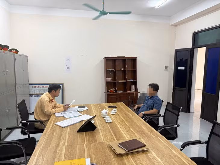 Nam tài xế tại cơ quan công an - Ảnh: H.D.