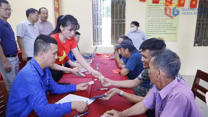 Lực lượng ĐVTN, tình nguyện viên cũng nhiệt tình ra quân, hỗ trợ người dân nhận quà Tết Độc lập được nhanh chóng, thuận tiện.