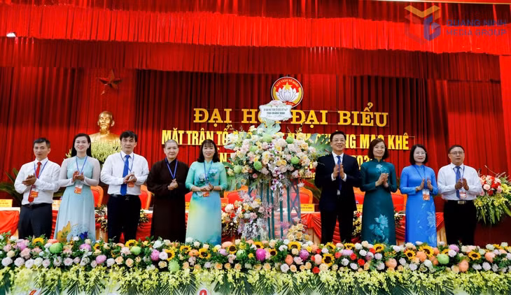 Đồng chí Nguyễn Văn Hồi, Ủy viên Ban Thường vụ Tỉnh ủy, Chủ tịch Ủy ban MTTQ tỉnh tặng hoa chúc mừng Đại hội.
