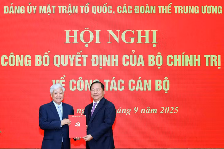 Đồng chí Đỗ Văn Chiến trao Quyết định của Bộ Chính trị phân công, điều động đồng chí Nguyễn Phi Long.