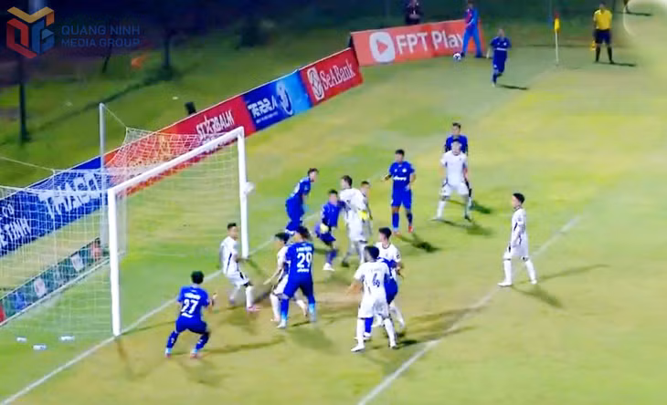 Tình huống dẫn tới bàn thua của Quảng Ninh FC sau pha đá phạt của đối thủ.