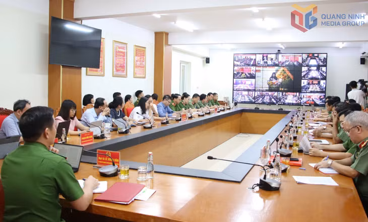 Các đại biểu lắng nghe các ý kiến tham gia hội thảo, từ màn hình trực tuyến.