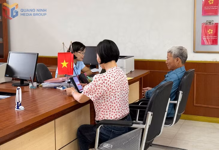 Người dân đến giải quyết TTHC tại Trung tâm Phục vụ hành chính công xã Đầm Hà.