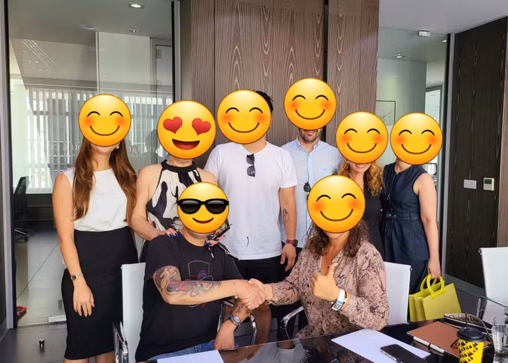 Công ty Cyvina chụp hình cùng khách hàng định cư thành công tại văn phòng Bitexco (Hình ảnh khách hàng được bảo mật bởi cam kết từ 2 bên)