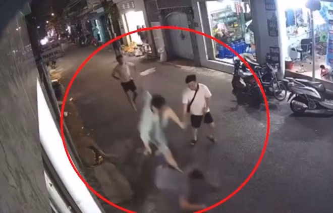 Hình ảnh hai thanh niên hành hung người đàn ông giữa đường ở TPHCM. Ảnh: Đông Hoàng