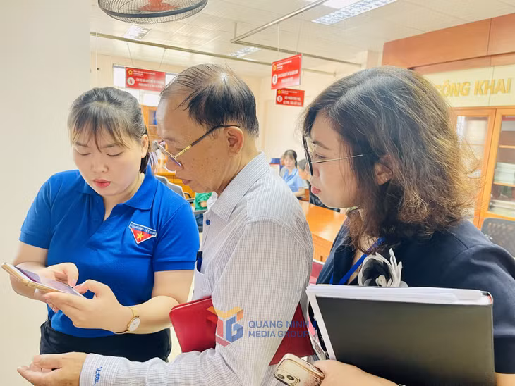 Đoàn Thanh niên phường Hạ Long hướng dẫn người dân cài đặt chữ ký số.