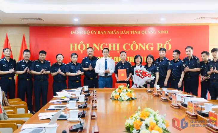 Đồng chí Vũ Ngọc Tuấn, Phó Bí thư Đảng ủy UBND tỉnh trao Quyết định của Đảng ủy UBND tỉnh về việc thành lập Đảng bộ Chi cục Hải quan khu vực VIII (tháng 6/2025).