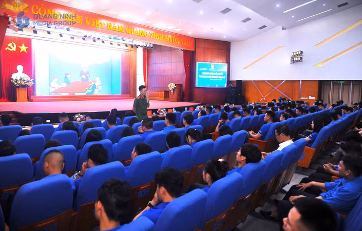 Đoàn thanh niên của Chi đoàn Phòng Cảnh sát điều tra tội phạm về ma túy (Công an tỉnh) tuyên truyền phòng, chống ma túy tại Công ty than Uông Bí-TKV.