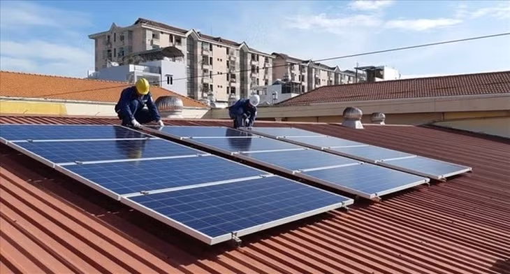 Các chuyên gia và cơ quan chức năng khẳng định, việc lắp điện mặt trời mái nhà cần báo cáo với các cơ quan chức năng là cần thiết. (Ảnh minh hoạ).