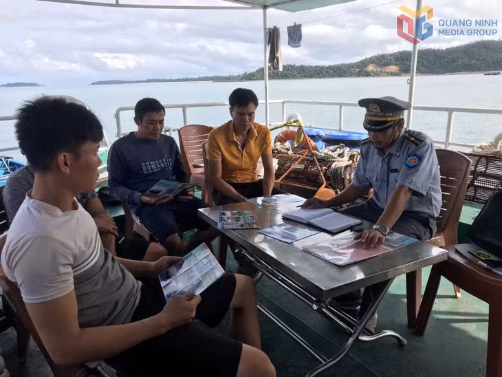 Cán bộ kiểm ngư trực tiếp tuyên truyền quy định pháp luật cho thuyền trưởng và thuyền viên trên tàu cá.
