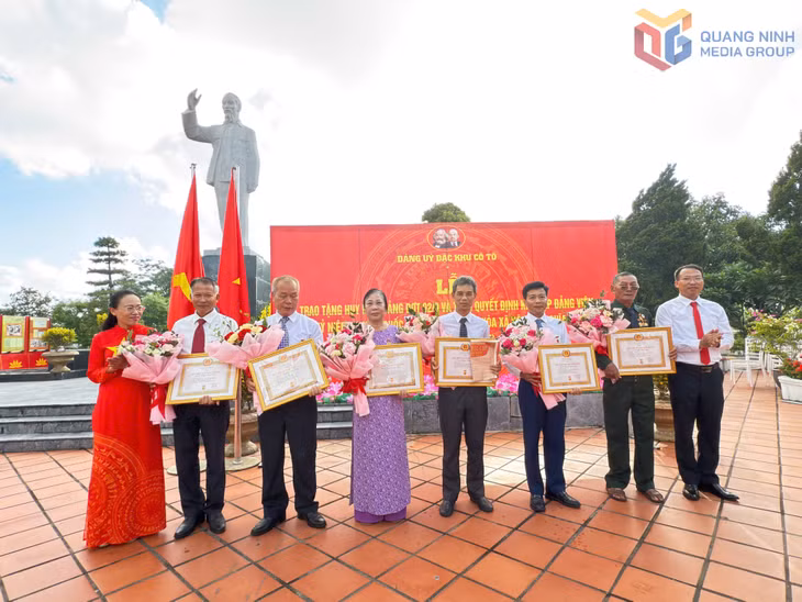 Lãnh đạo Đặc khu Cô Tô trao tặng Huy hiệu Đảng cho các đảng viên.